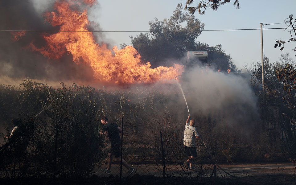 Φωτιά στην Πεντέλη: Μετρούν τις πληγές τους οι κάτοικοι – Καταστροφές σε σπίτια, κάηκαν οχήματα (φωτογραφίες)-18