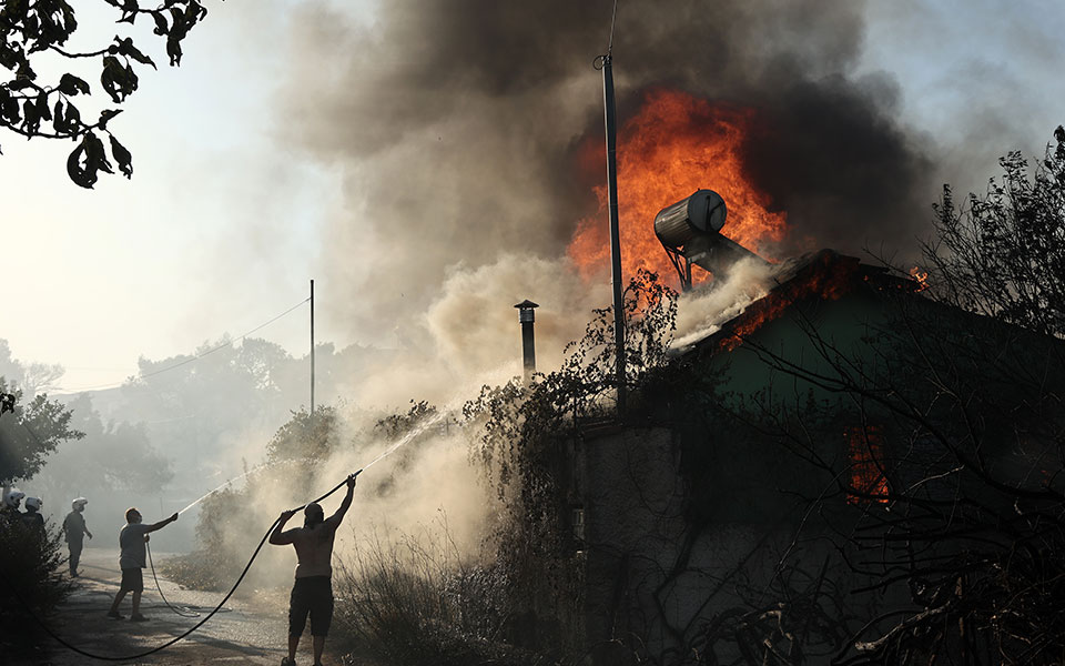 Φωτιά στην Πεντέλη: Μετρούν τις πληγές τους οι κάτοικοι – Καταστροφές σε σπίτια, κάηκαν οχήματα (φωτογραφίες)-19