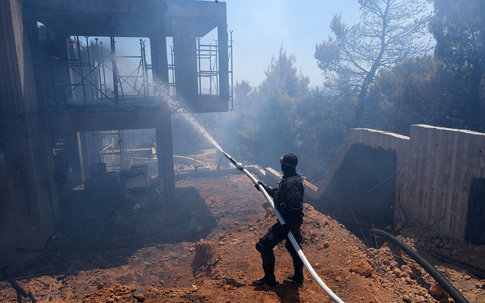 Φωτιά στην Πεντέλη: Μετρούν τις πληγές τους οι κάτοικοι – Καταστροφές σε σπίτια, κάηκαν οχήματα (φωτογραφίες)-3