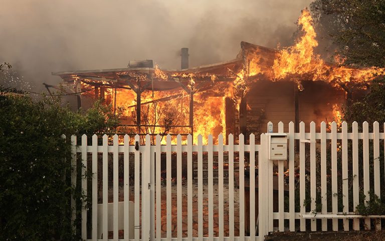 Φωτιά στην Πεντέλη: Μετρούν τις πληγές τους οι κάτοικοι – Καταστροφές σε σπίτια, κάηκαν οχήματα (φωτογραφίες)