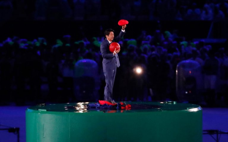 Σίνζο Άμπε: Όταν έκλεψε την παράσταση ως «Σούπερ Μάριο» στους Ολυμπιακούς του Ρίο