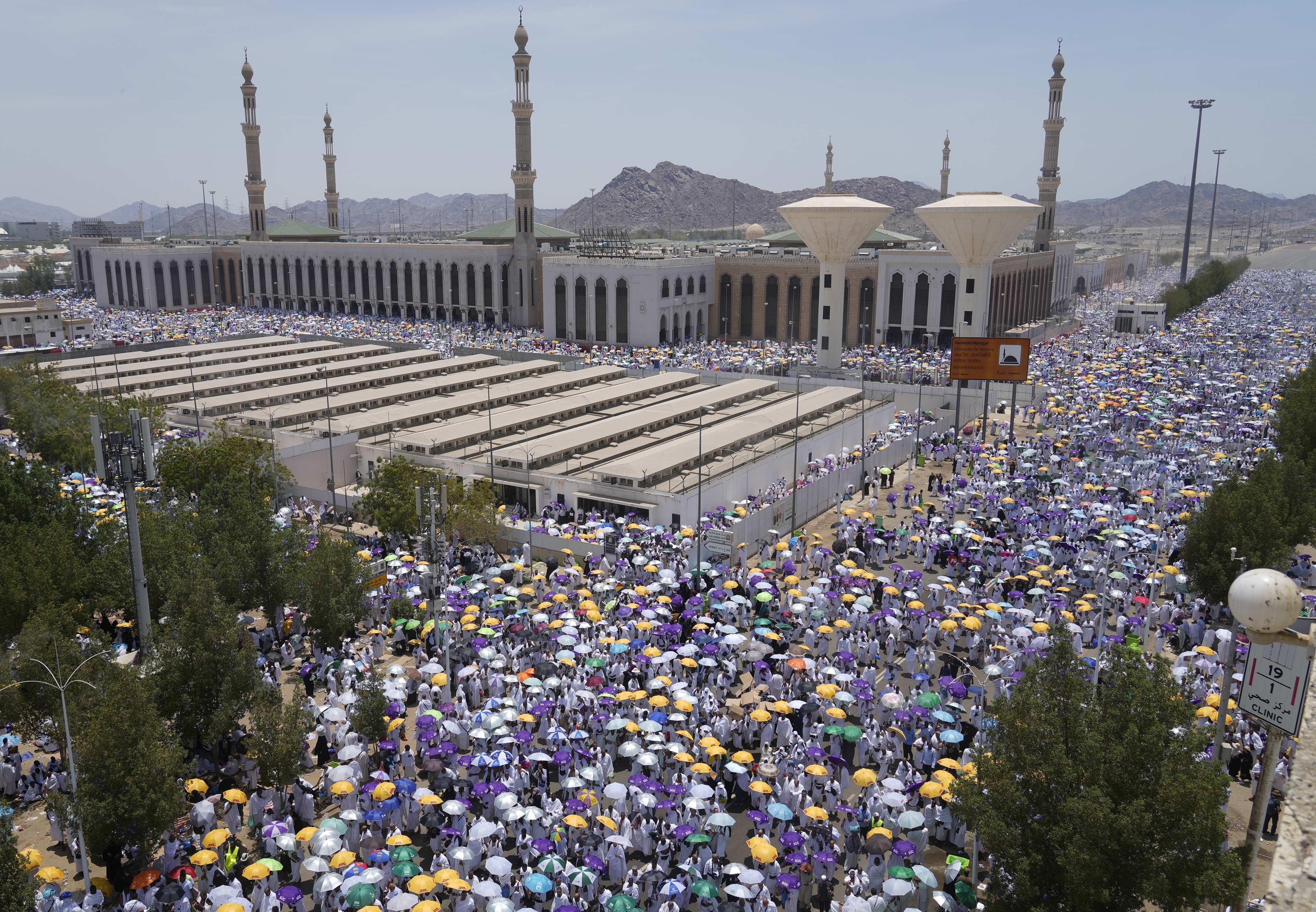 Εντυπωσιακές εικόνες στη Μέκκα: Προσκύνησαν ένα εκατομμύριο πιστοί-2