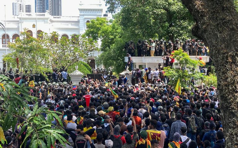 Σρι Λάνκα: Διαδηλωτές πολιορκούν το γραφείο του πρωθυπουργού – Σε κατάσταση έκτακτης ανάγκης η χώρα