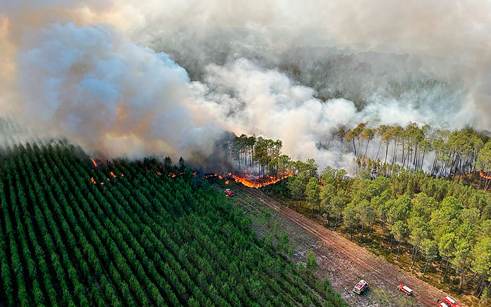 Γαλλία: Εικόνες καταστροφής από τις πυρκαγιές – Η Ελλάδα έστειλε 2 Canadair-1