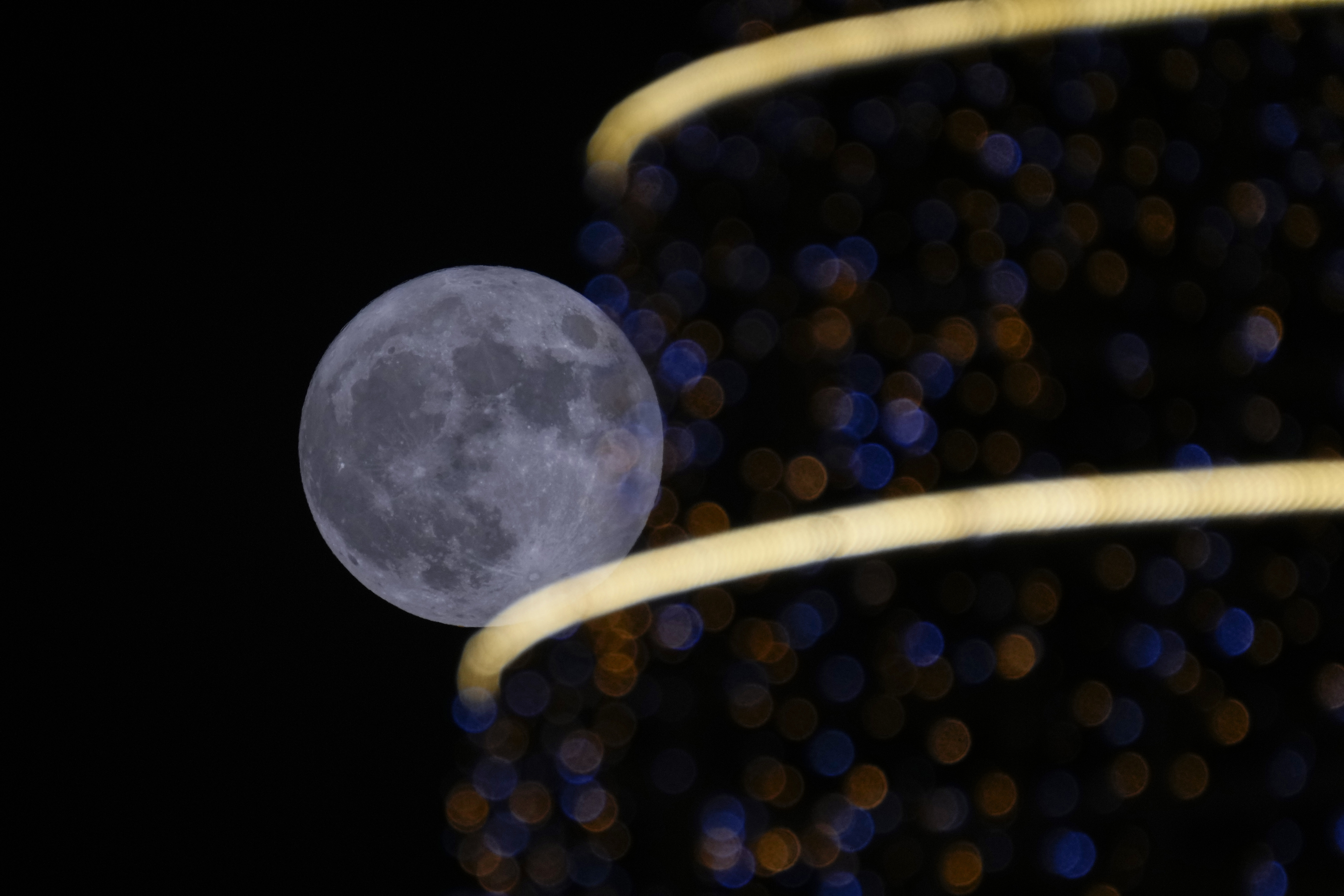 «Φεγγάρι του Ελαφιού»: Εντυπωσιακές εικόνες από την υπερπανσέληνο σε όλο τον κόσμο-4