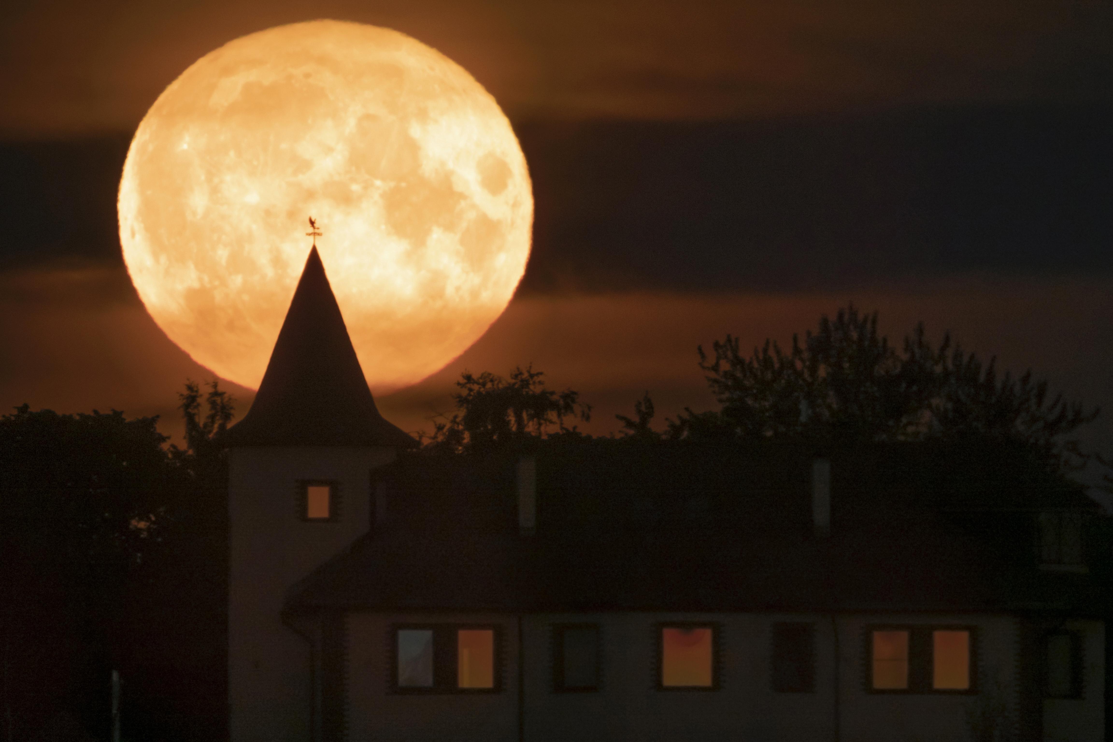 «Φεγγάρι του Ελαφιού»: Εντυπωσιακές εικόνες από την υπερπανσέληνο σε όλο τον κόσμο-5