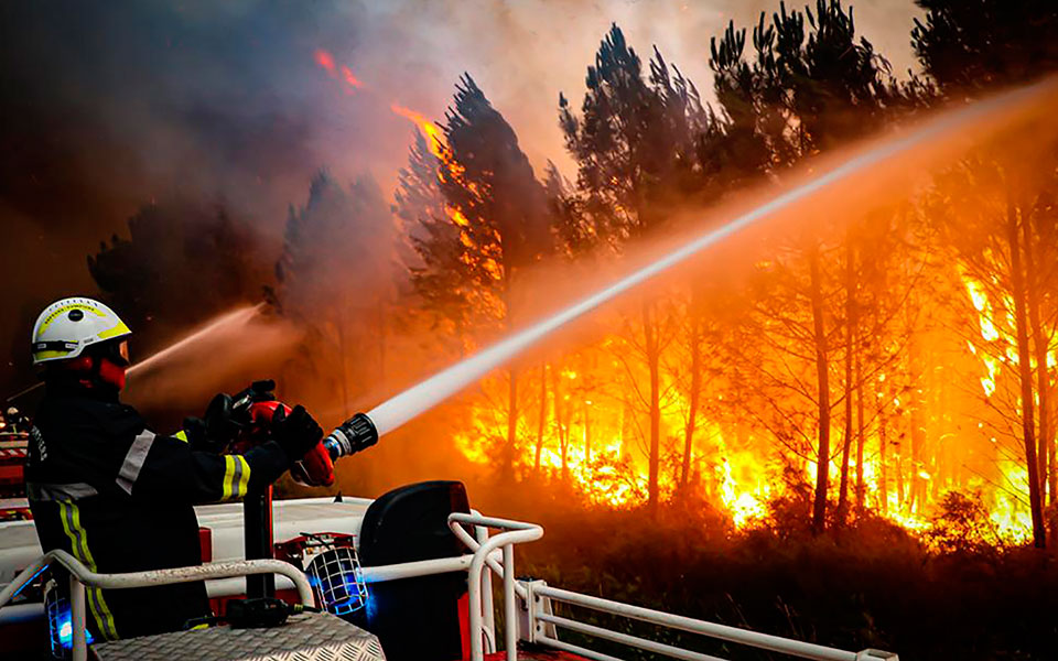 Γαλλία: Εικόνες καταστροφής από τις πυρκαγιές – Η Ελλάδα έστειλε 2 Canadair-2