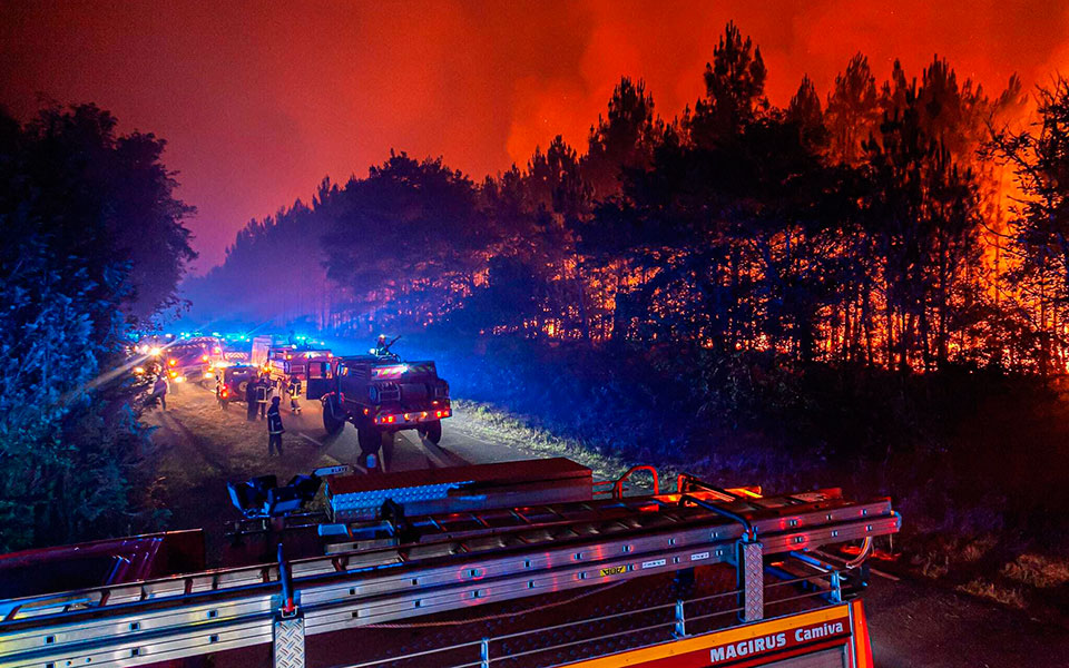 «Η κλιματική αλλαγή επηρεάζει τους πάντες»: Καύσωνας διαρκείας και πυρκαγιές δοκιμάζουν την Ευρώπη-4