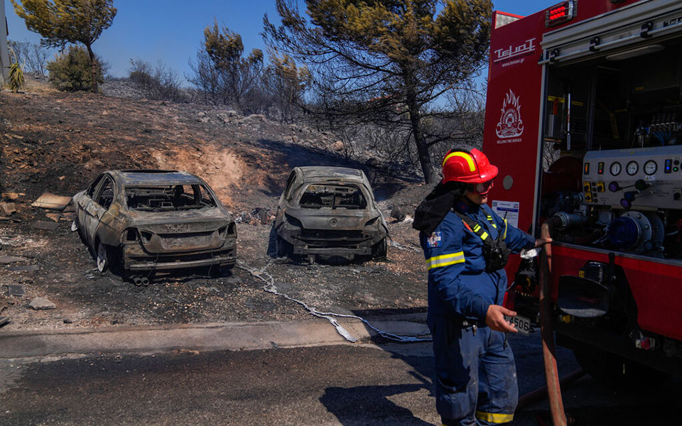Φωτιά στην Πεντέλη: Μετρούν τις πληγές τους οι κάτοικοι – Καταστροφές σε σπίτια, κάηκαν οχήματα (φωτογραφίες)-11