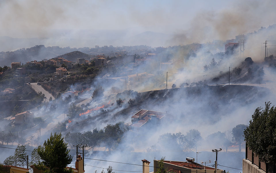 Φωτιά στην Πεντέλη: Μετρούν τις πληγές τους οι κάτοικοι – Καταστροφές σε σπίτια, κάηκαν οχήματα (φωτογραφίες)-10