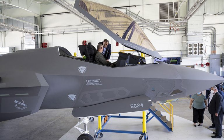Στις εγκαταστάσεις της Lockheed Martin για τα F-35 ο Νίκος Παναγιωτόπουλος