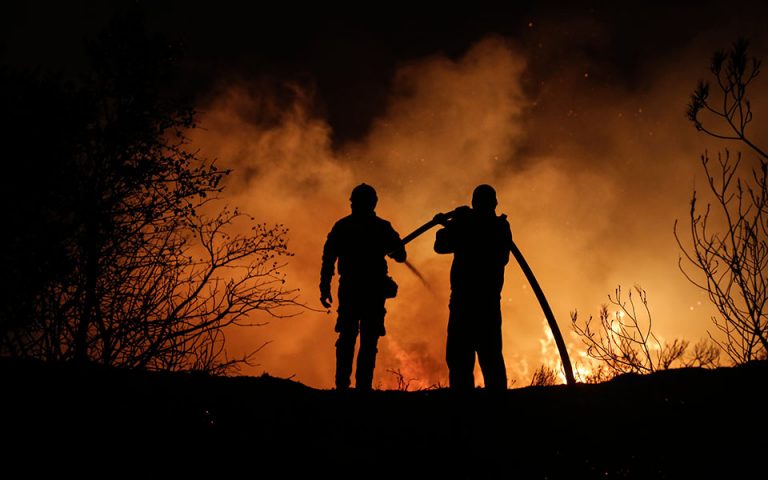 Ολονύχτια μάχη με τις φλόγες στην Πεντέλη – Γιγαντιαία επιχείρηση της πυροσβεστικής