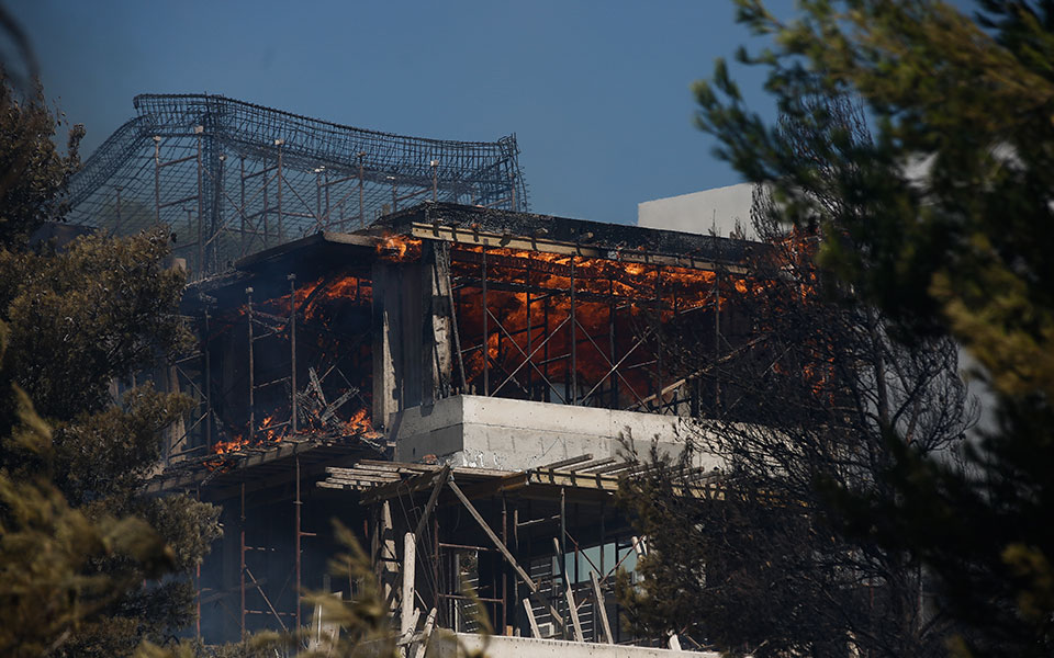 Φωτιά στην Πεντέλη: Μετρούν τις πληγές τους οι κάτοικοι – Καταστροφές σε σπίτια, κάηκαν οχήματα (φωτογραφίες)-9