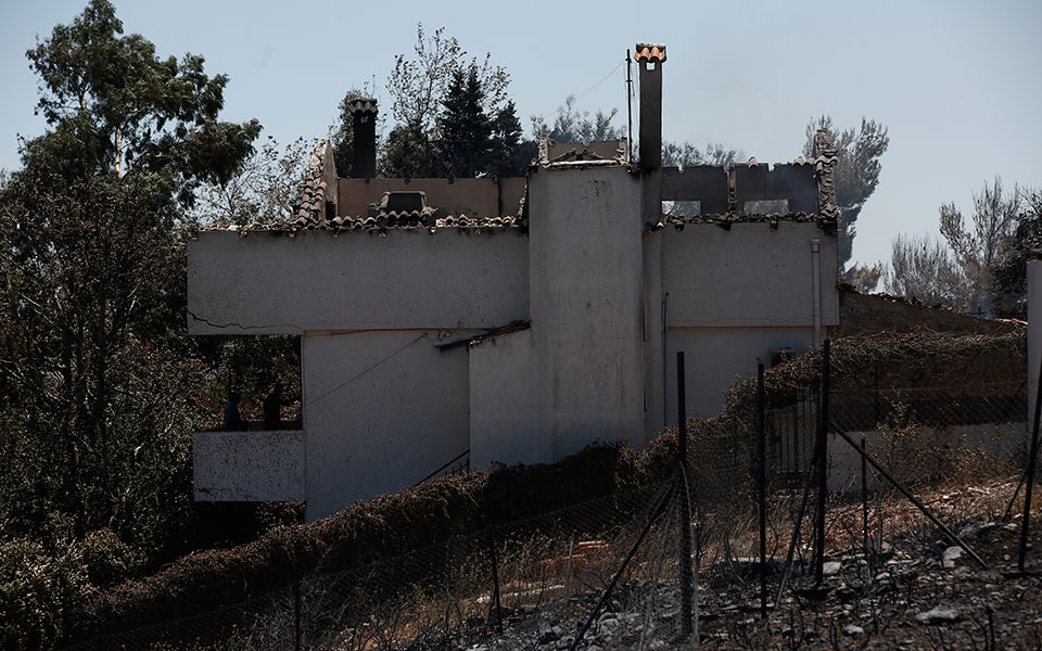 Φωτιά στην Πεντέλη: Μετρούν τις πληγές τους οι κάτοικοι – Καταστροφές σε σπίτια, κάηκαν οχήματα (φωτογραφίες)-6