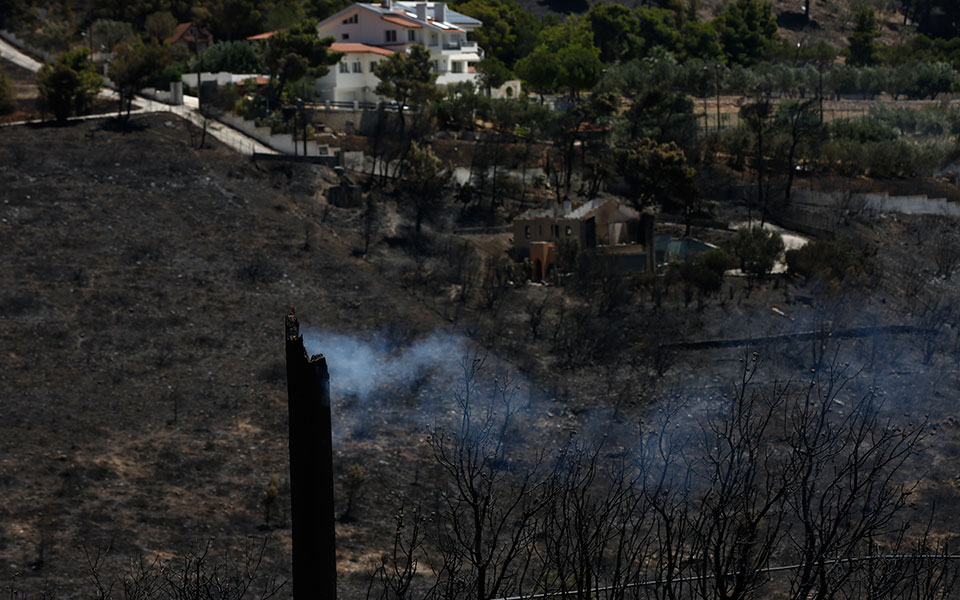 Φωτιά στην Πεντέλη: Μετρούν τις πληγές τους οι κάτοικοι – Καταστροφές σε σπίτια, κάηκαν οχήματα (φωτογραφίες)-8
