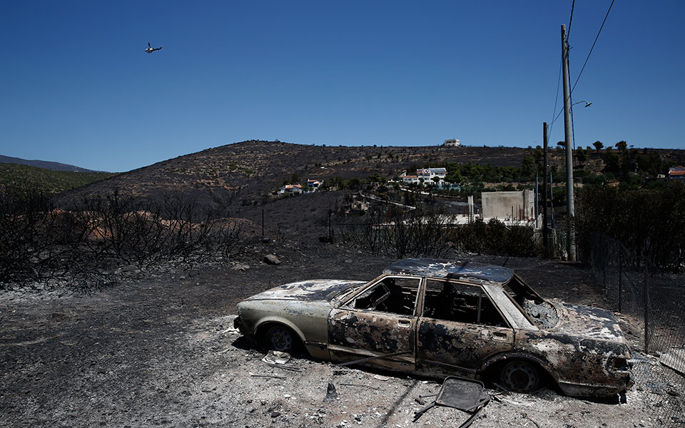 Φωτιά στην Πεντέλη: Μετρούν τις πληγές τους οι κάτοικοι – Καταστροφές σε σπίτια, κάηκαν οχήματα (φωτογραφίες)-5