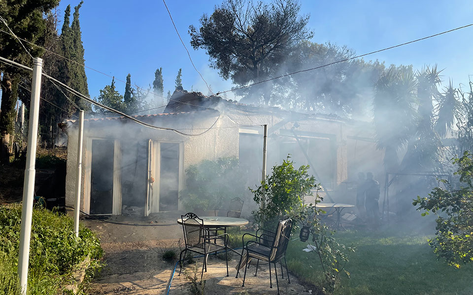 Φωτιά στην Πεντέλη: Μετρούν τις πληγές τους οι κάτοικοι – Καταστροφές σε σπίτια, κάηκαν οχήματα (φωτογραφίες)-20