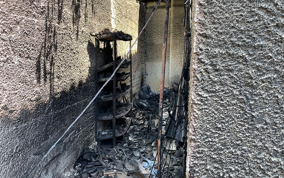 Φωτιά στην Πεντέλη: Μετρούν τις πληγές τους οι κάτοικοι – Καταστροφές σε σπίτια, κάηκαν οχήματα (φωτογραφίες)-22