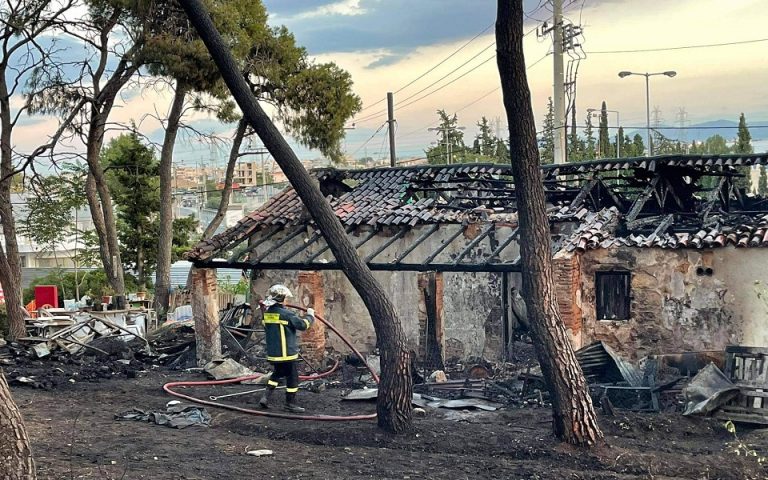 Παλλήνη: Φωτιά σε εγκαταλελειμμένο κτίριο στη Λ. Μαραθώνος – Εντοπίστηκε νεκρός άνδρας