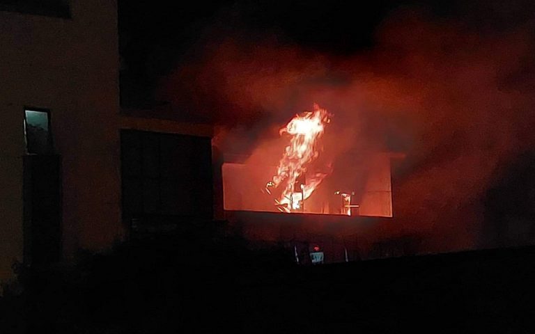 Φωτιά στο κτίριο που στεγάζει Real FM και Real News – Εντοπίστηκαν γκαζάκια