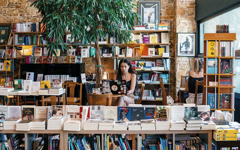 Τι βιβλία ζητούν οι πελάτες στα μικρά βιβλιοπωλεία της Αθήνας;