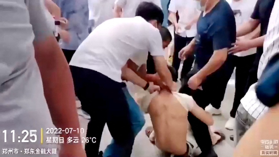 Κίνα: Ασυνήθιστα ογκώδης διαδηλώση καταθετών με βίαιη καταστολή-1