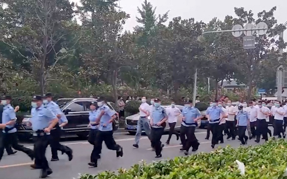 Κίνα: Ασυνήθιστα ογκώδης διαδηλώση καταθετών με βίαιη καταστολή-2