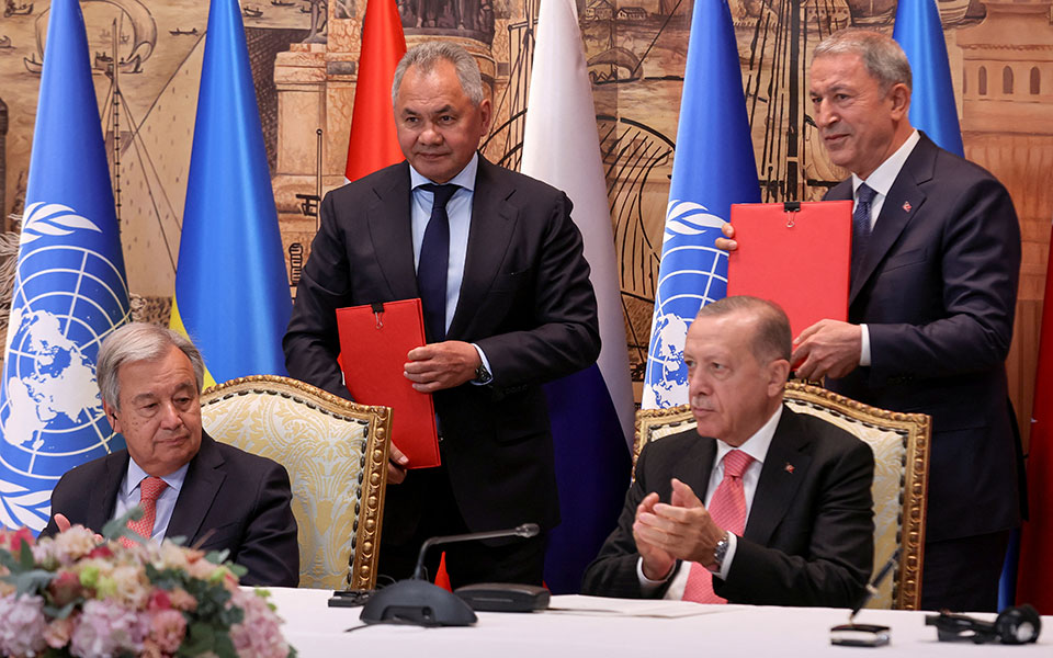 Ρωσία – Ουκρανία: Έπεσαν οι υπογραφές στη συμφωνία εξαγωγής σιτηρών-1