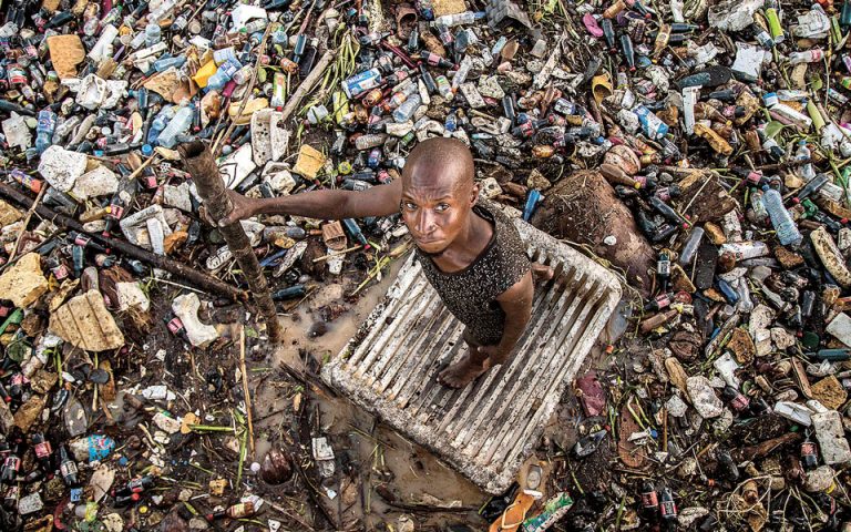 Τοξικά απορρίμματα στις αχανείς χωματερές της Αφρικής
