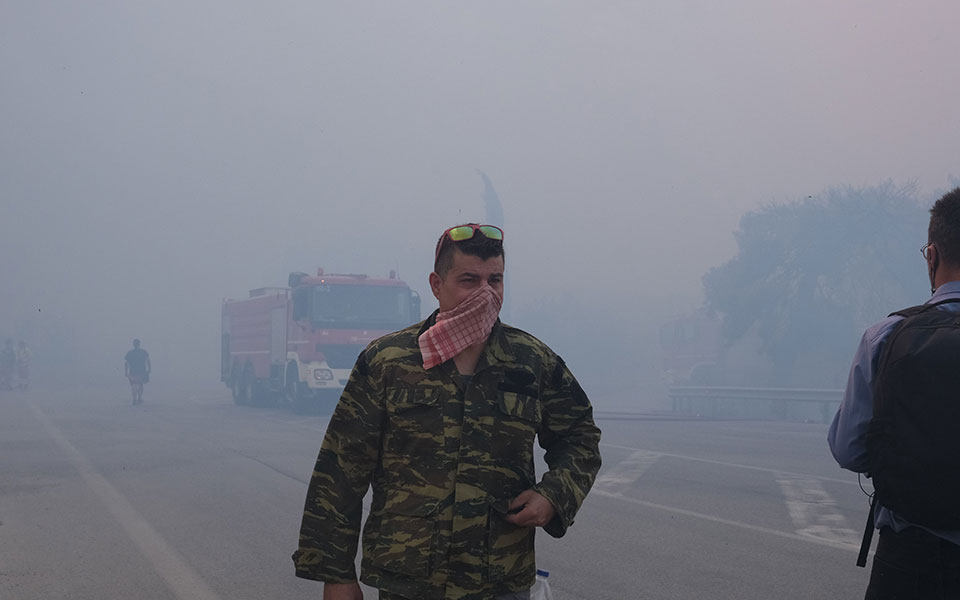 Φωτιά: Υπό έλεγχο η πυρκαγιά στα Μέγαρα – Σε επιφυλακή οι δυνάμεις στη Σαλαμίνα-4