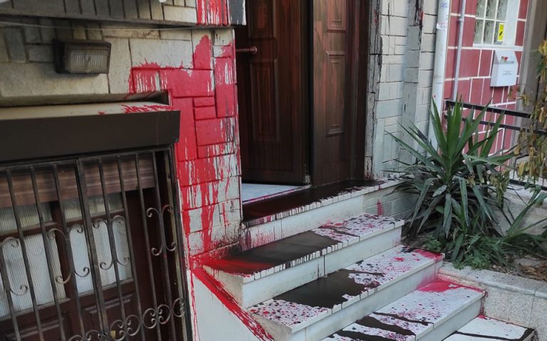 Θεσσαλονίκη: Επίθεση με μπογιές στο σπίτι του προέδρου της Διοικούσας Επιτροπής της ΝΔ Ζ. Ιωακείμοβιτς