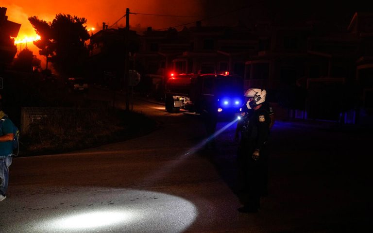 Φωτιά στην Πεντέλη: Πάνω από 200 αστυνομικοί συνδράμουν το έργο των πυροσβεστών