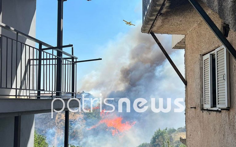 Φωτιά στα Άγναντα Ηλείας: Κοντά στα σπίτια οι φλόγες – Τραυματίστηκαν πυροσβέστες