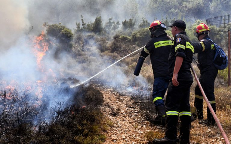 Βελτιωμένη η εικόνα της πυρκαγιάς στη Φωκίδα – Χωρίς ενεργό μέτωπο οι φωτιές σε Αργολίδα και Ηλεία