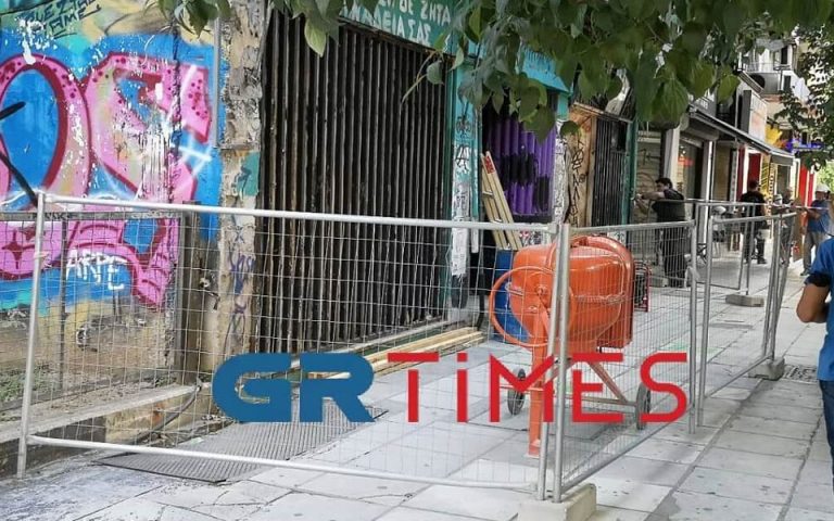 Θεσσαλονίκη: Επιχείρηση της ΕΛ.ΑΣ. σε υπό κατάληψη κτίριο – Εντοπίστηκαν κράνη, κοντάρια και ένα αλεξίσφαιρο