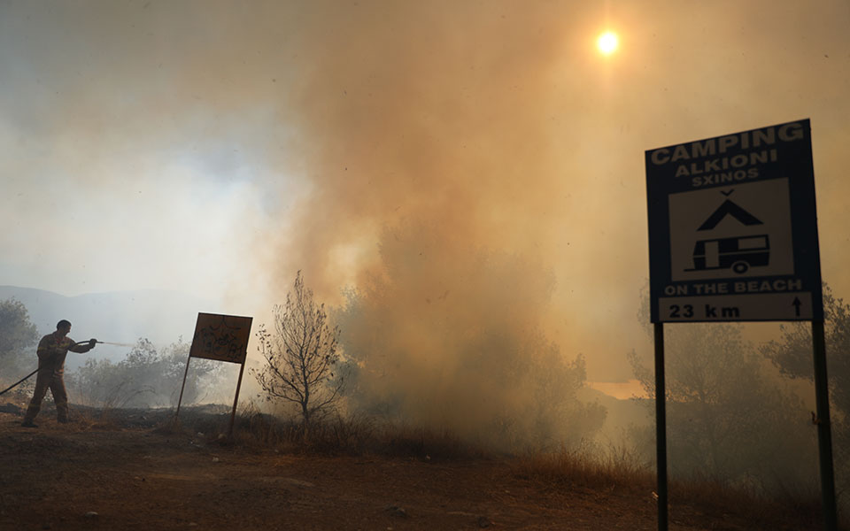 Φωτιά: Υπό έλεγχο η πυρκαγιά στα Μέγαρα – Σε επιφυλακή οι δυνάμεις στη Σαλαμίνα-1