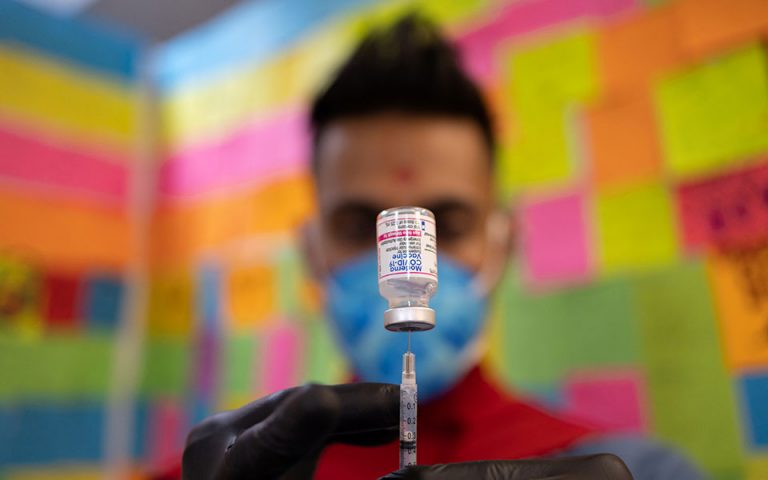 Κορωνοϊός: Η Moderna αναπτύσσει επικαιροποιημένα εμβόλια κατά των υποπαραλλαγών της Όμικρον