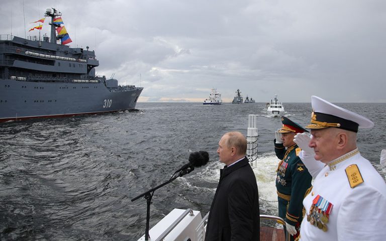 Ο Πούτιν λέει ότι το ρωσικό ναυτικό θα εξοπλιστεί σύντομα με υπερηχητικούς πυραύλους