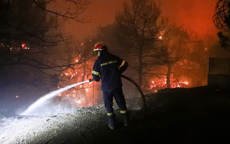Μάχη με τις φλόγες στην Ηλεία – Εκκενώθηκαν οικισμοί