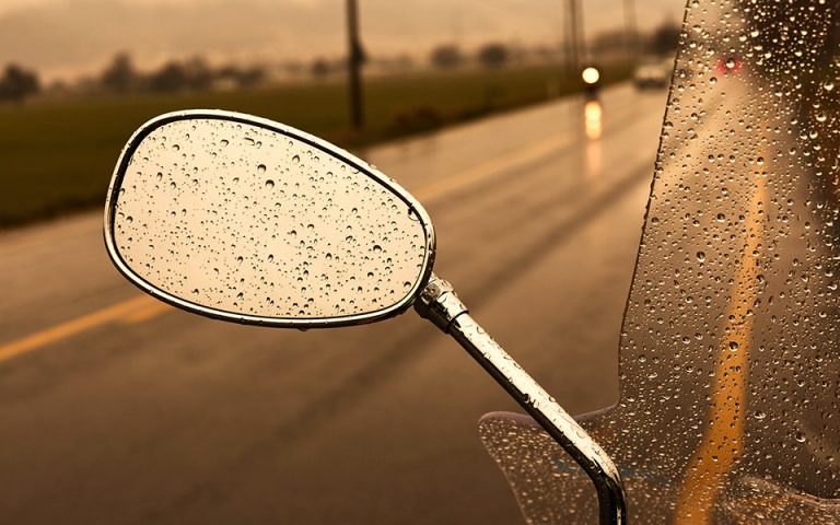 Οδήγηση μηχανής και βροχή: Χρήσιμα tips από την Αττική Οδό