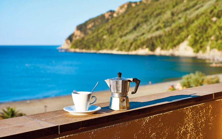 Βαλίτσα, καφές, φύγαμε: Τα απαραίτητα εξαρτήματα για να απολαμβάνετε τον τέλειο καφέ ακόμα και στις διακοπές