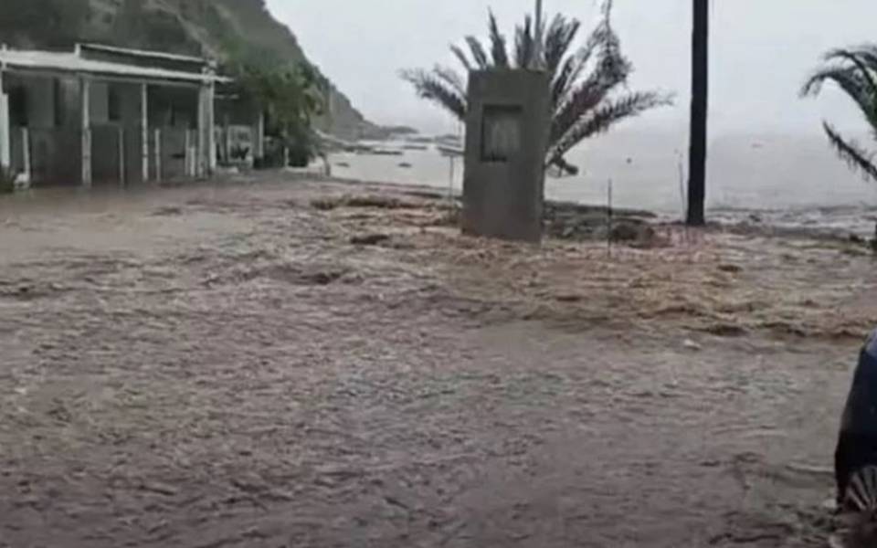 Σκύρος: «Έπεσαν πρωτοφανή ύψη βροχής», λέει το Αστεροσκοπείο – «Η μισή παραλία εξαφανίστηκε» τονίζει ο δήμαρχος του νησιού-1