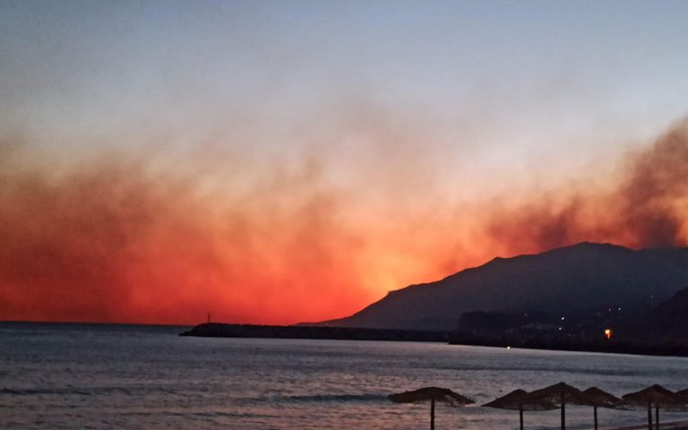 Φωτιά – Κρήτη: Ολονύχτια μάχη με τις φλόγες στο Ρέθυμνο – Εκκενώθηκαν οικισμοί