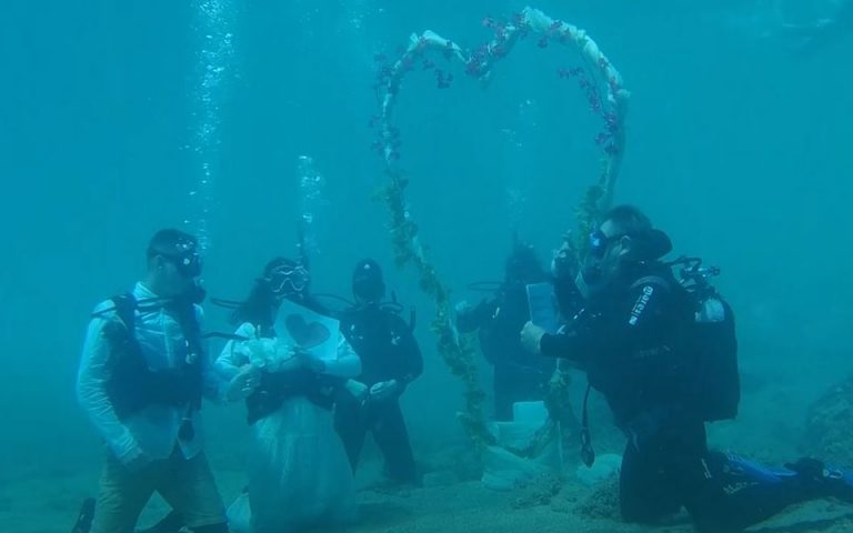 Στην Αλόννησο ο πρώτος υποβρύχιος γάμος: Ο Πέτρος και η Μυρτώ αντάλλαξαν όρκους αγάπης στον βυθό
