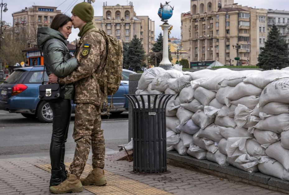 Έξι μήνες από την εισβολή στην Ουκρανία: Τα καρέ της φρίκης του πολέμου-16