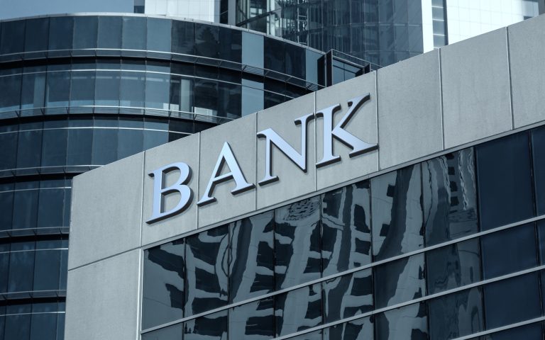 Eπαναπώληση από τα funds στις τράπεζες κόκκινων δανείων που «πρασίνισαν»