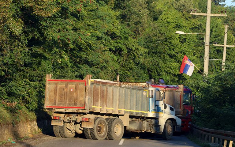 Ηρεμία στο Κόσοβο: Απομακρύνονται τα οδοφράγματα των Σέρβων