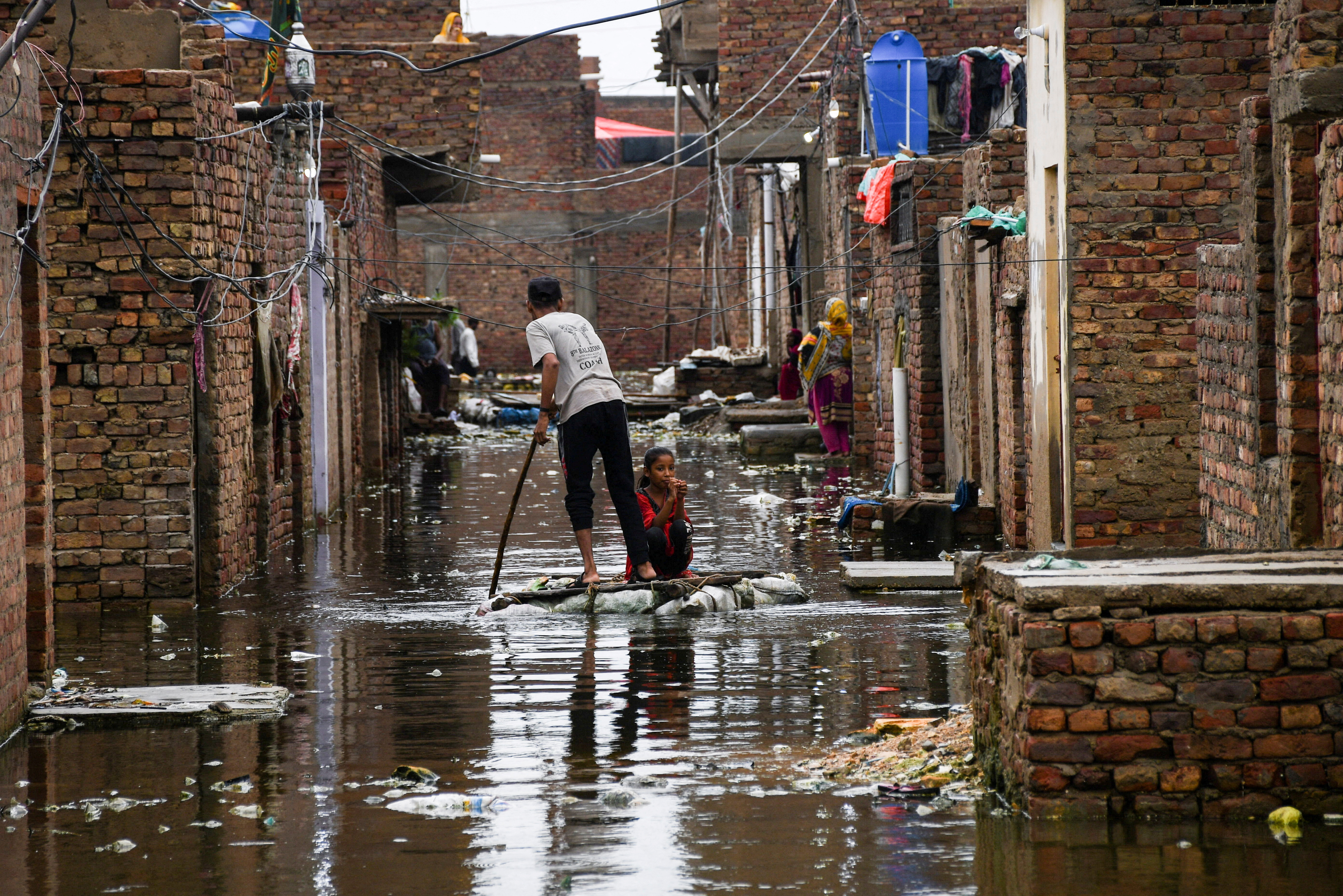 Τραγωδία χωρίς τέλος στο Πακιστάν: Ξεπέρασαν τους 1.000 οι νεκροί από τις πλημμύρες-2