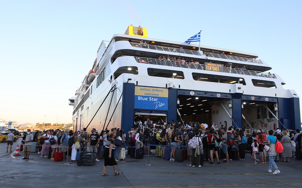 Δεκαπενταύγουστος: Κορυφώνεται η μεγάλη έξοδος – Πάνω από 100.000 ταξιδιώτες φεύγουν από τον Πειραιά