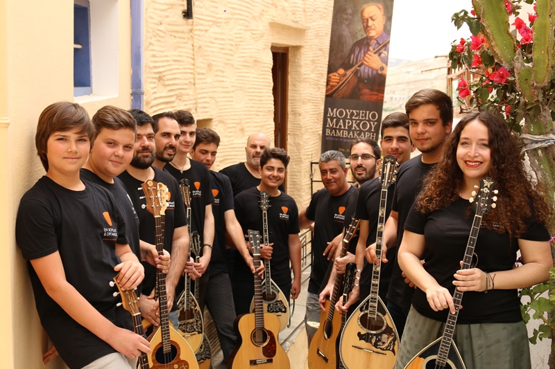 Ο Σταύρος Ξαρχάκος ενώνει παράδοση και νέα γενιά με δύο συναυλίες στη Σύρα-1